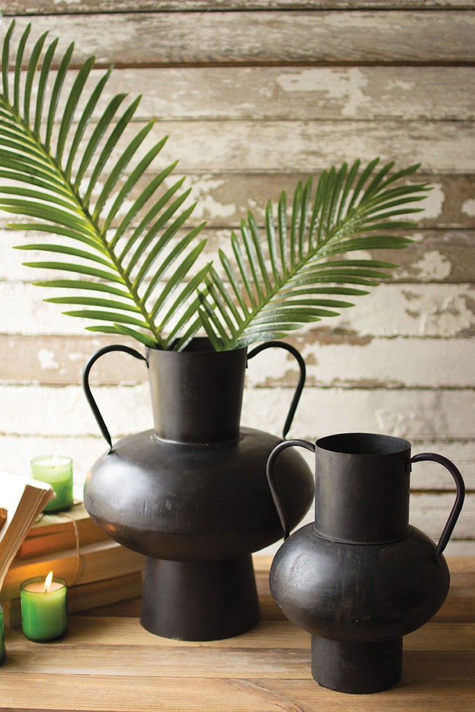 SET OF TWO WAXED BLACK METAL URNS WITH HANDLES-Fiore Verde